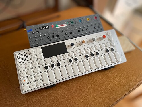 OP-1 velcro stand - 1